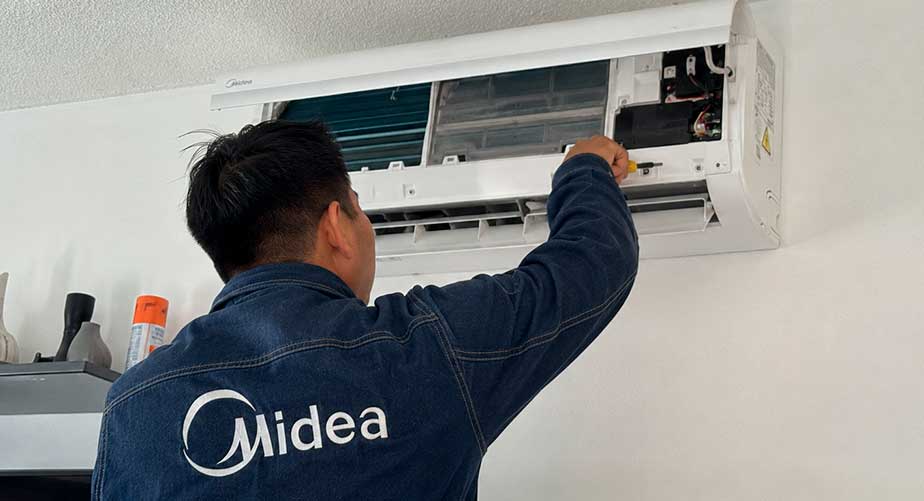Técnido de aire acondicionado Midea en Madrid